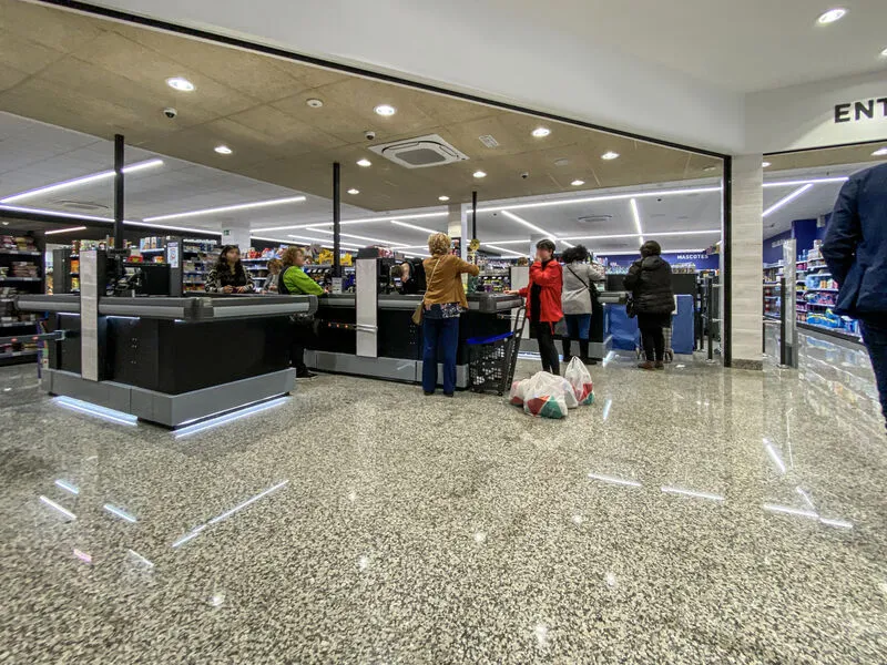 RF EAS-Gate in einer Supermarktumgebung