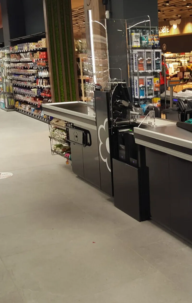 iL45 and iL33 Lumen gates in a Rotterdam retail store